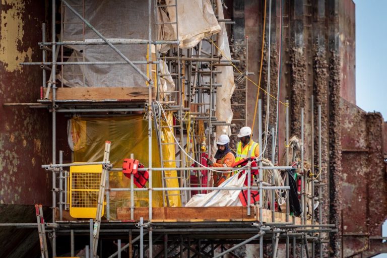 Prace budowlane na wysokości – jak zapewnić bezpieczeństwo pracownikom?